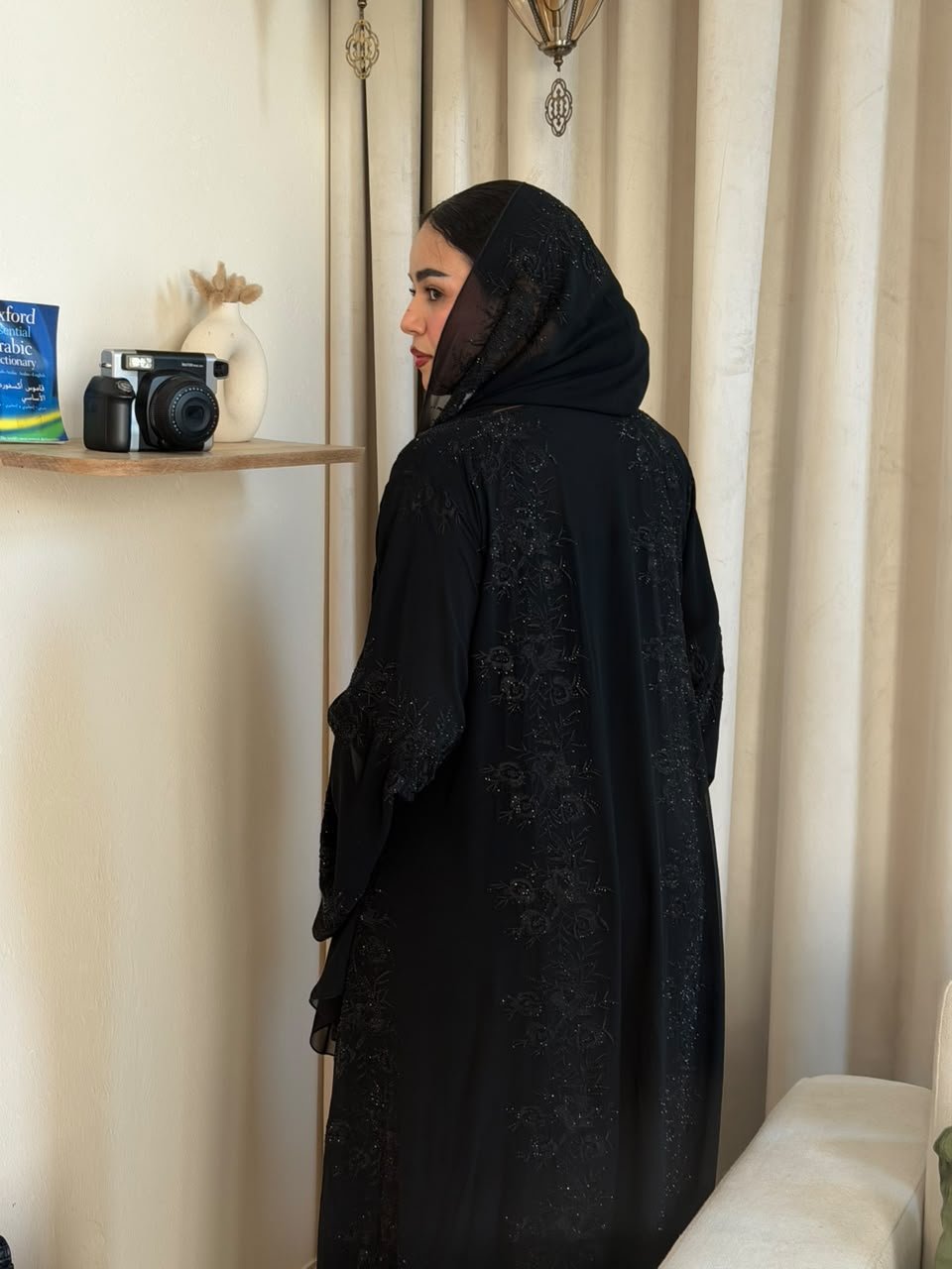 تفاصيل إطلالة من أميمة عباية